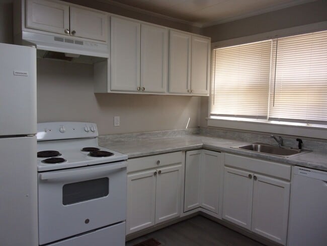 Building Photo - 1050 Ebenezer Ave Ext