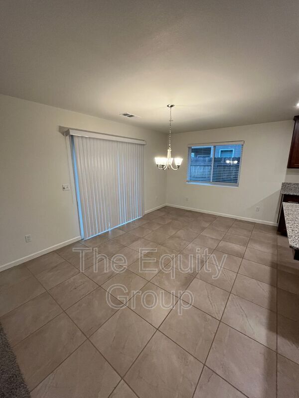 Foto del edificio - 2624 W McComb Ave