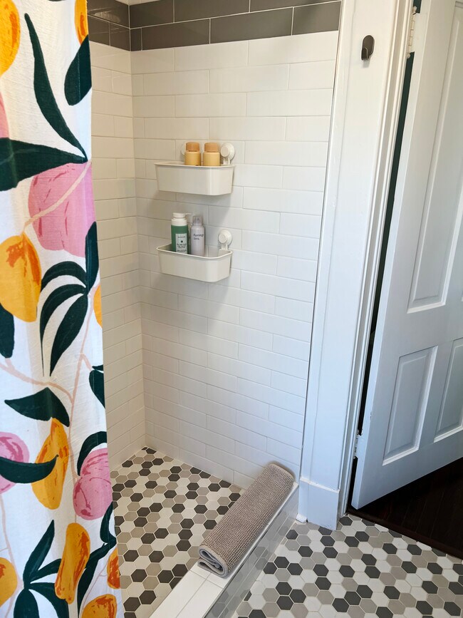 Bathroom/Shower Only - 518 E Victory Dr