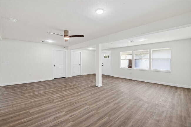 Foto del edificio - 8221 Bigwood St