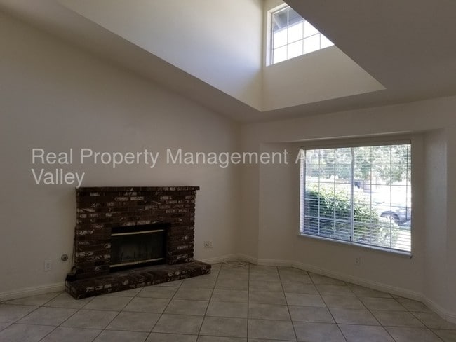Building Photo - 1008 Lillian Ct