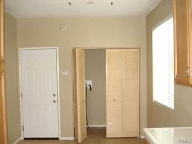 Building Photo - 3 Bedroom 2.5 Bath Condo in Gated Communit...