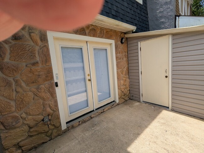 Teal Lane side fenced patio - 566 Teal Ln