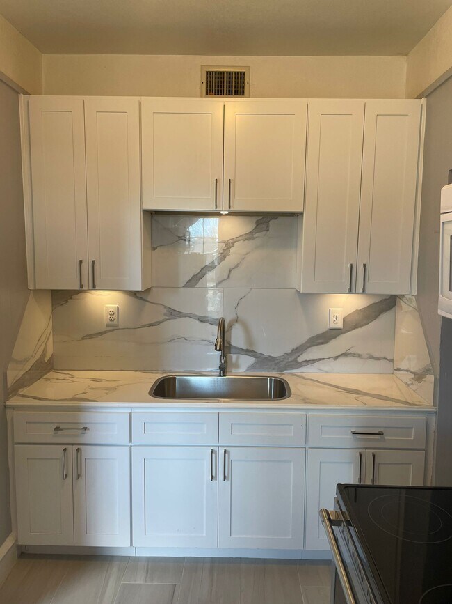 Custom Kitchen - 2601 Fort Ave
