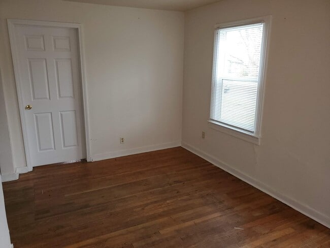 Building Photo - 2 bd, 1 ba house, hardwoods, new paint, fe...
