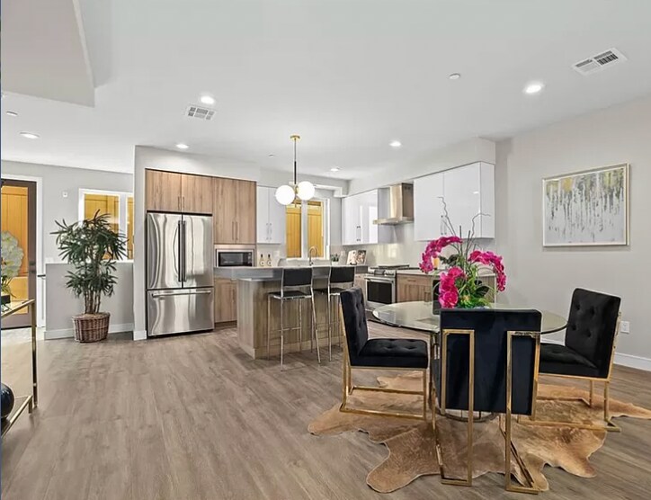 Foto principal - 712 S Marengo Ave