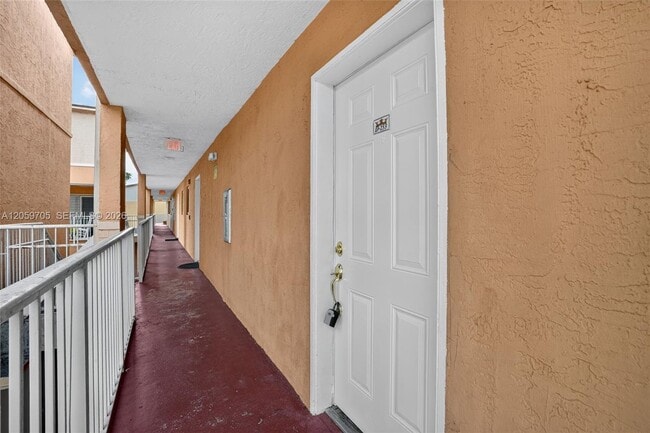 Building Photo - 6225 SW Kendale Lakes Cir