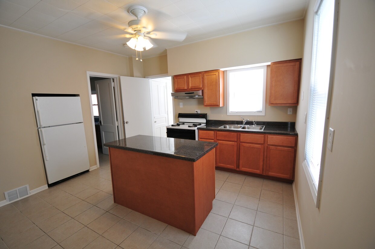 Kitchen - 205 E Palatine Rd