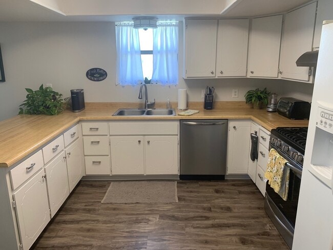 Building Photo - PET FRIENDLY - Santa Clara Home!
