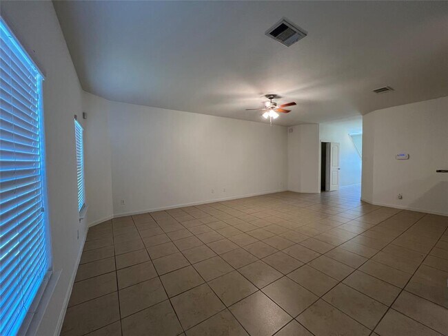 Foto del edificio - 13408 Harry S Truman Dr
