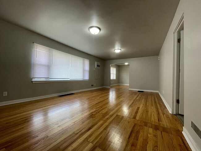 Foto del edificio - 4 Bedroom 1.5 Bath Home In Gary, IN