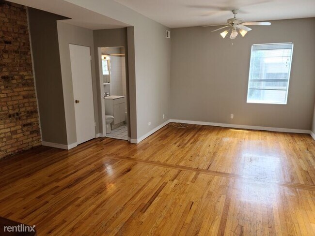 Building Photo - 1 br, 1 bath Apartment - 1313 W Addison St