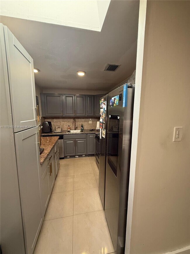 Foto del edificio - 710 NE 58th Ct