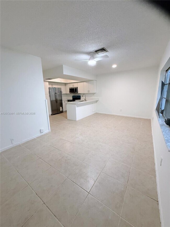 Foto del edificio - 7653 NW 74th Ave