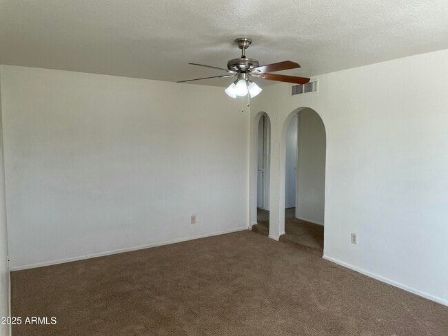 Foto del edificio - 2930 W Laurel Ln