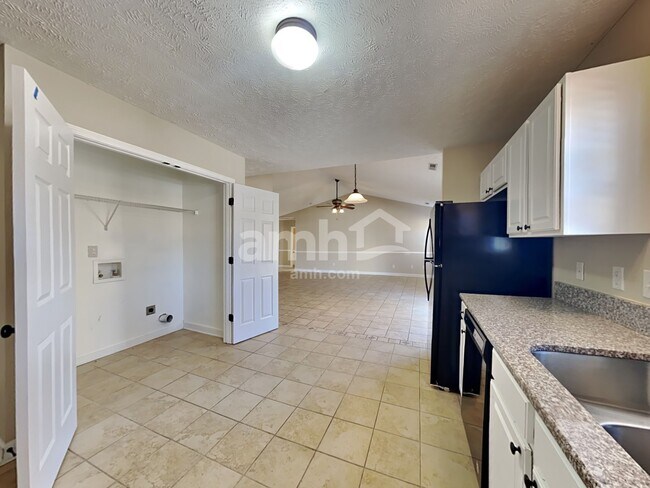 Building Photo - 6005 Mountview Dr