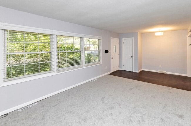 Building Photo - NEWLY UPDATED!! 3 Bedroom, 2 Bathroom Home in Des Moines!