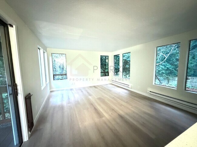 Foto del edificio - Cozy Oak Bay Retreat: Bright 1 Bedroom With Wood Stove and Private Deck