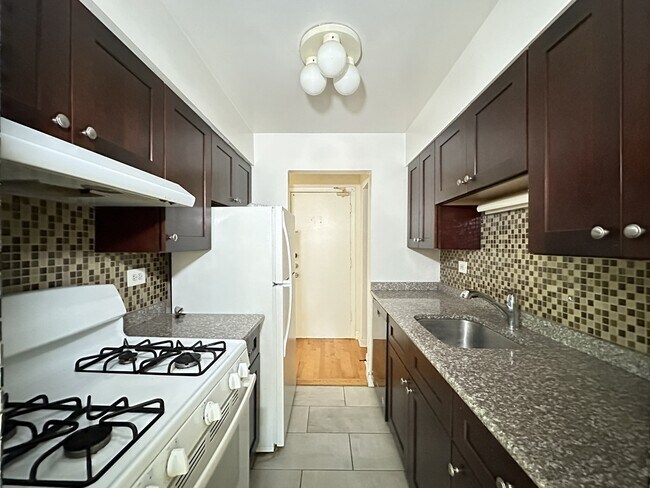 Foto del edificio - 3710 N Pine Grove Ave