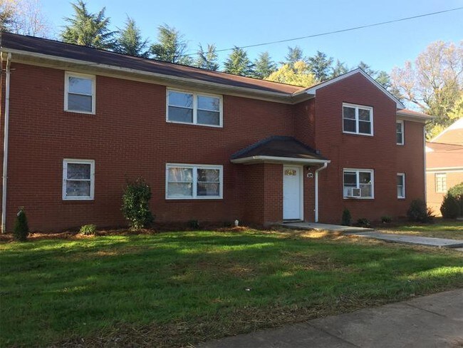 Building Photo - Desirable first floor 2 bedroom apartment