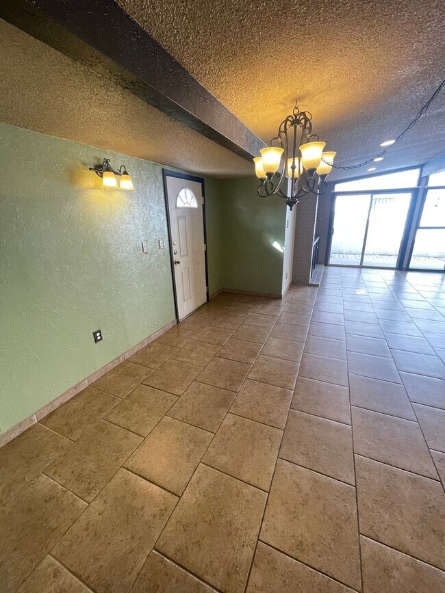 Foto del edificio - Beautifully Updated 3 Bedroom/2 Bathroom H...