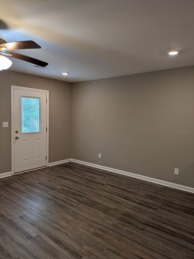 Foto del edificio - 2 Bedroom Condo For Rent in Sango Area!