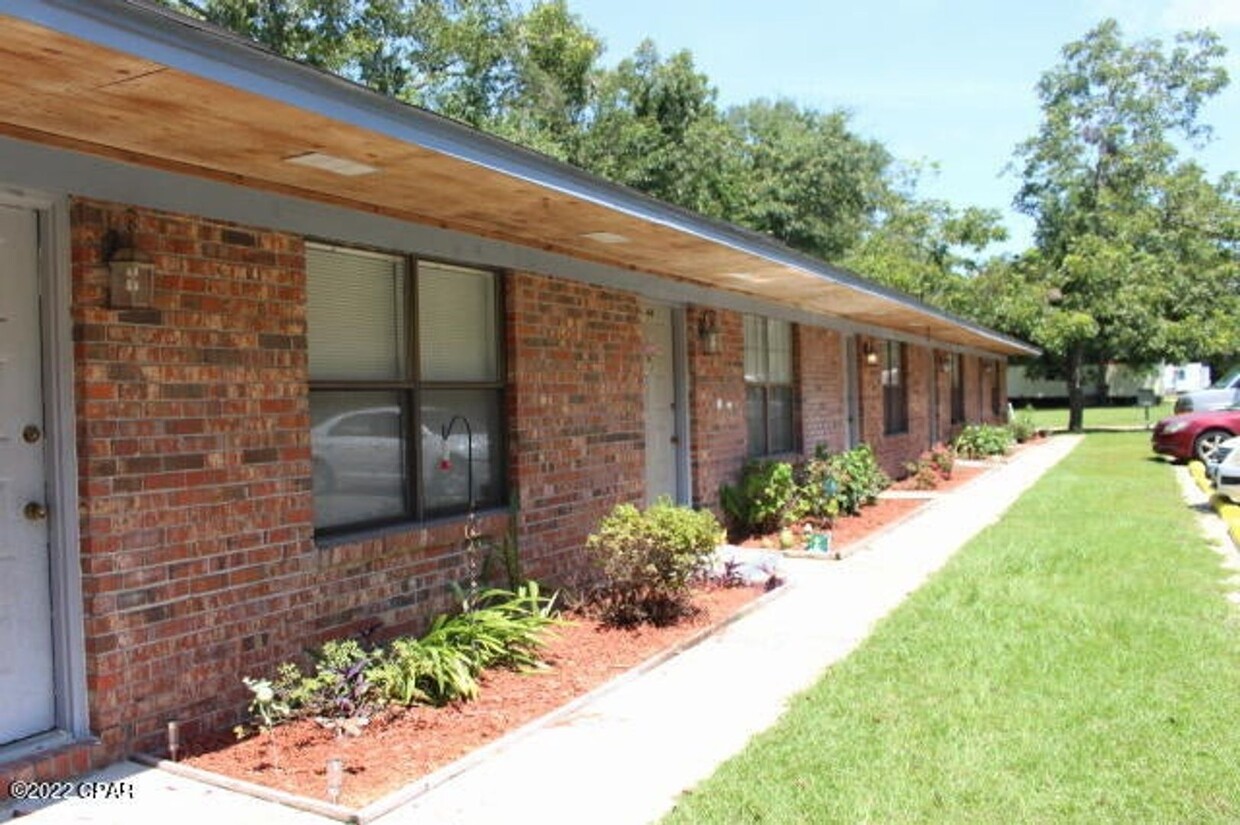 Building Photo - 2/1 Apartment in Chipley, FL