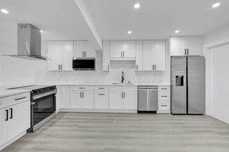 Building Photo - 3050 N Palm Aire Dr