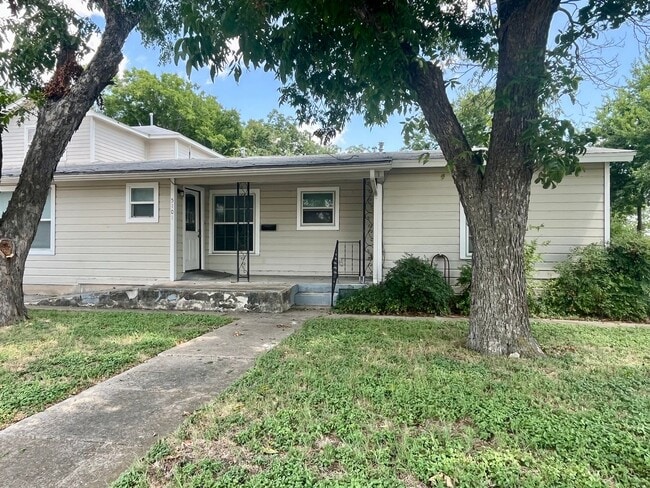 Building Photo - 5/2 Duplex - 51st/Guadalupe - Fenced Yard
