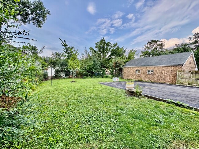 Building Photo - 844 Deerfield Rd