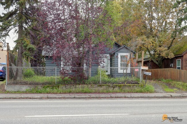 Building Photo - Updated Single Family Home with a Spacious...
