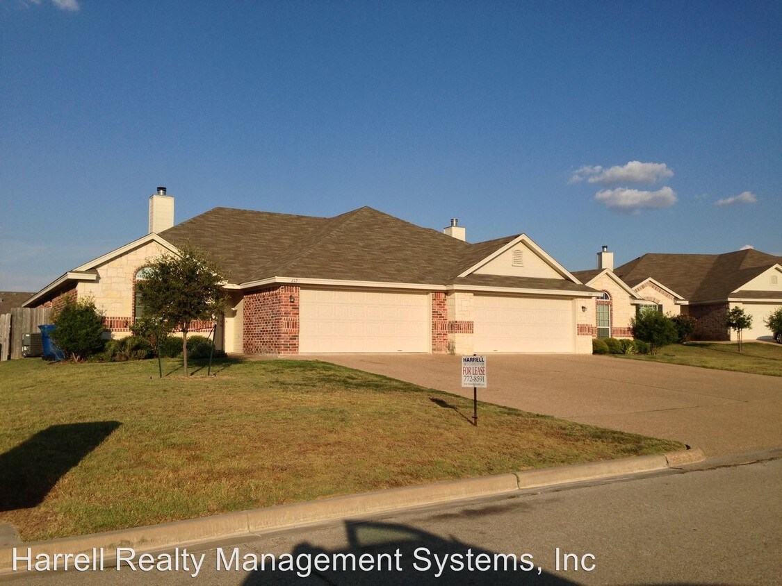 Primary Photo - 3 br, 2 bath House - 621 Park Hill Circle