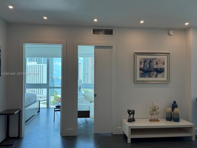 Foto del edificio - 350 S Miami Ave
