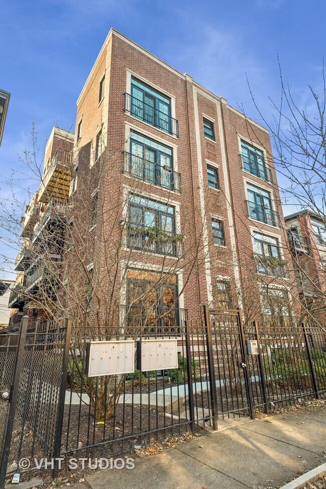 Building Photo - 927 W Agatite Ave