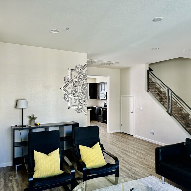 Building Photo - 2090 S Dorsey Ln