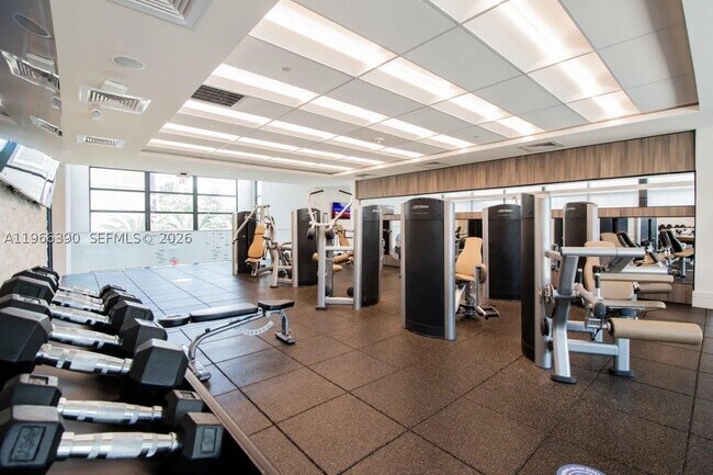 Foto del edificio - 8300 N Sherman Cir