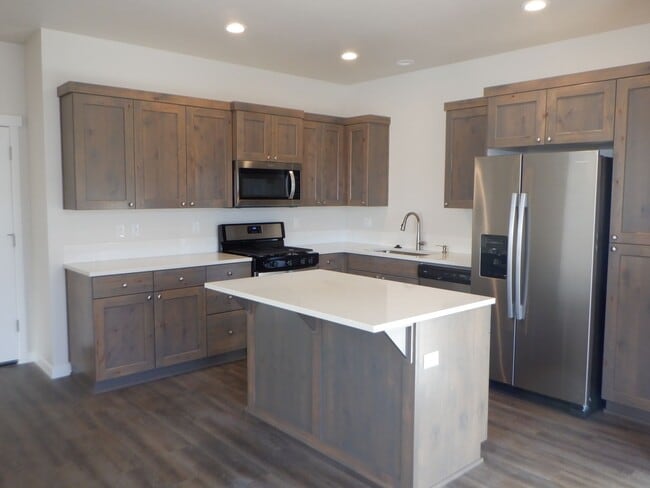 Building Photo - 3-bed Townhome with Water, Sewer & Garbage...