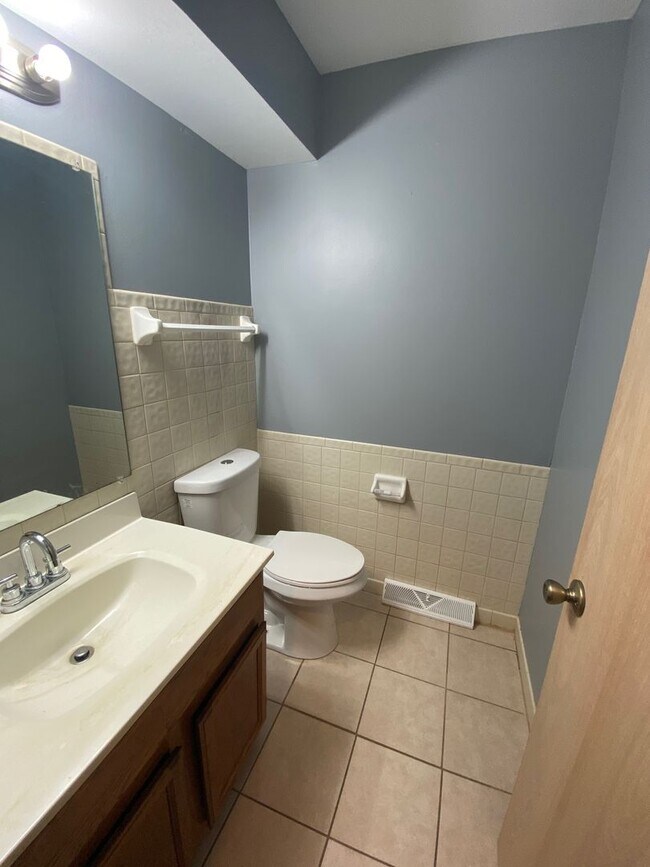 Building Photo - 2 Bedroom Single Family