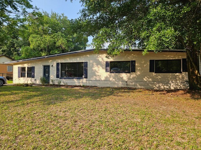 Building Photo - Lots of updates!