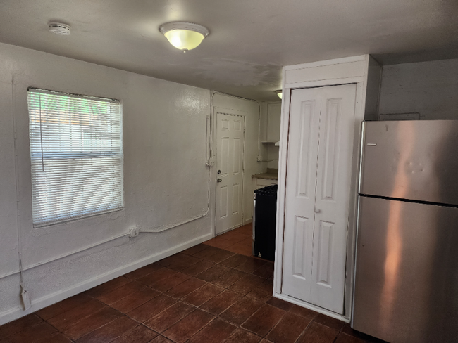 Building Photo - 909 S 35th Ave