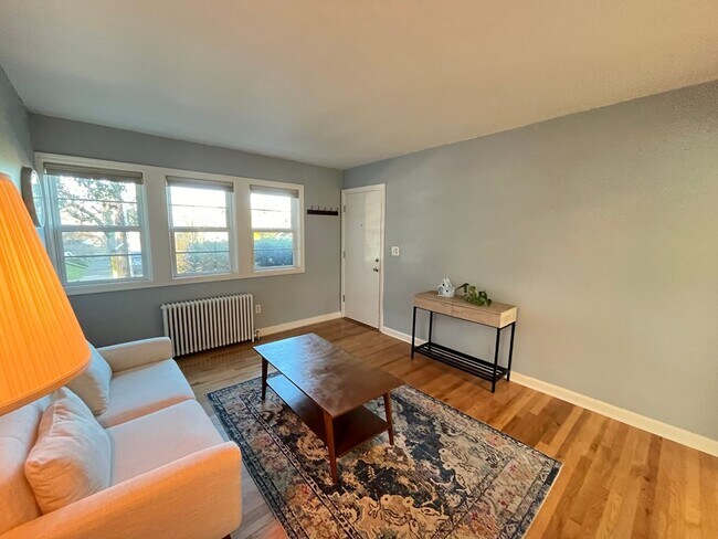 Foto del edificio - Beautiful 1Bd/ 1Ba Vintage Condo Located in Mt. Tabor! In Unit Laundry, Parking Space, storage un...