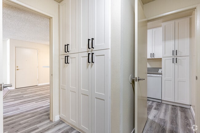 2BR, 1BA - 780SF - Hallway - Casa Colima