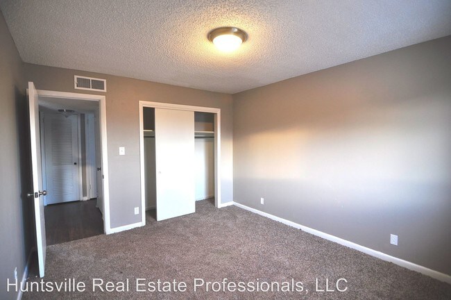 Building Photo - 500 Eastbrook Dr NW