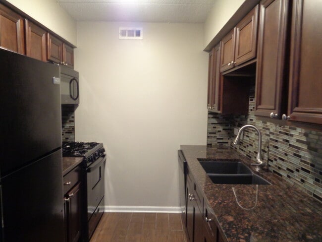 Building Photo - 14785 Lake View Dr