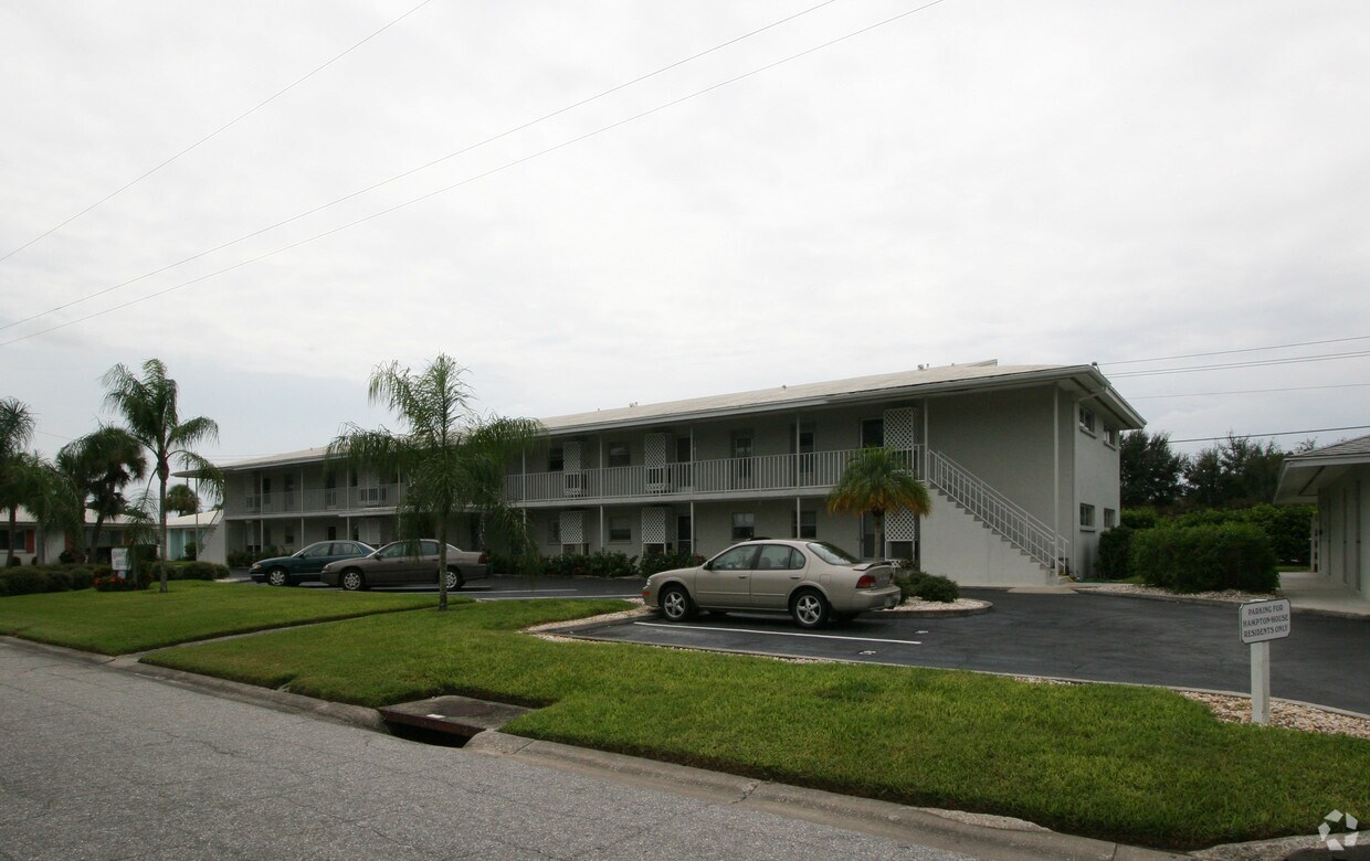 Hampton House Apartments in Sarasota, FL