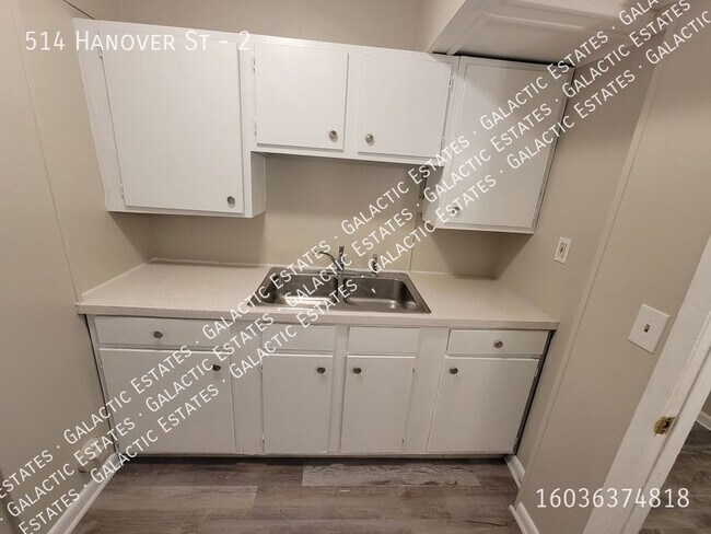 Building Photo - 2 bed 2 bath East Side Apartment