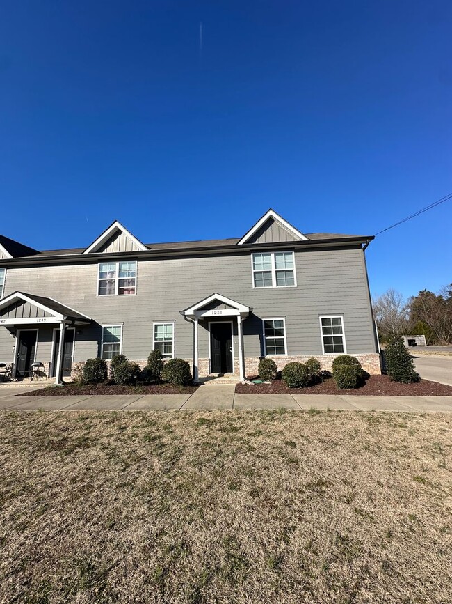 Building Photo - Beautiful 3 Bed 2.5 Bath Townhome Mins fro...