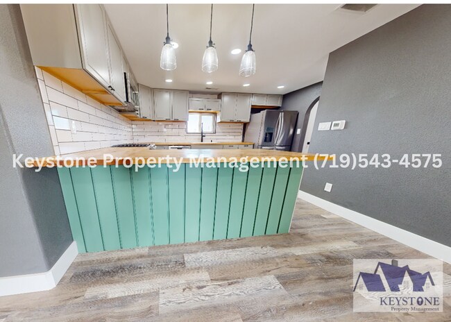 Building Photo - Stunning Rancher on the St Charles Mesa! 2...