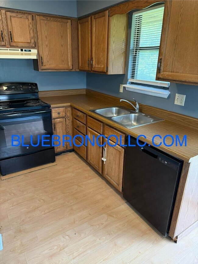 Foto del edificio - Spacious 3-Bed, 2-Bath Multi-Level Home in...