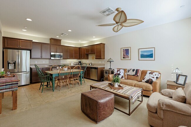 Foto del edificio - Fully Furnished 2-Bed, 2.5-Bath Home with Garage in HOA Community